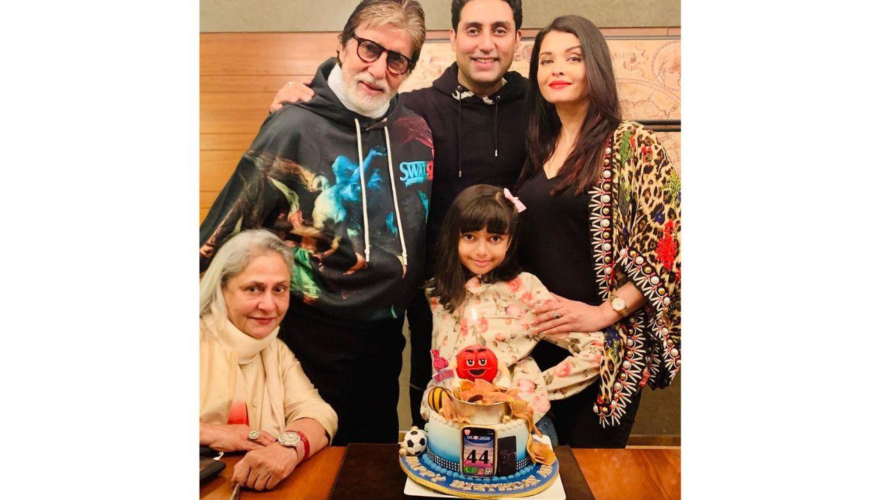 Aishwarya Rai Bachchan posing for the camera alongwith her world- her family